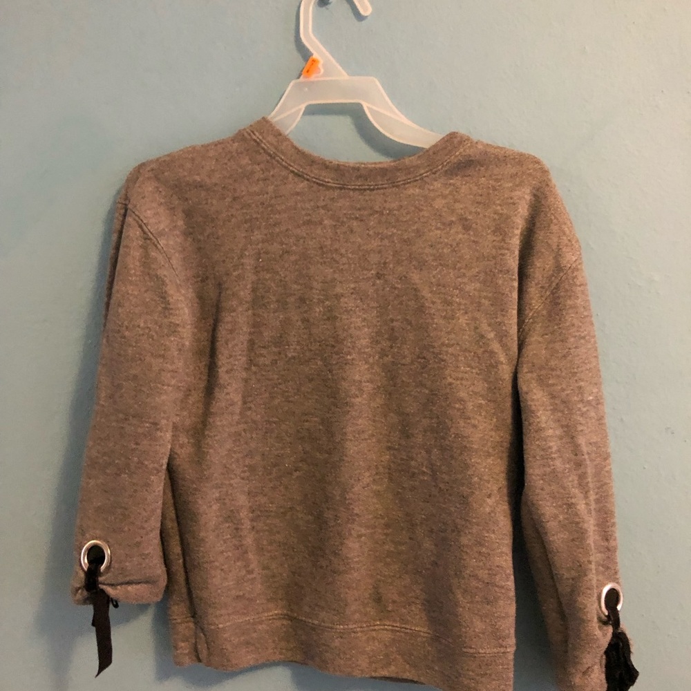 I’m selling a grey shirt that is long sleeved (: